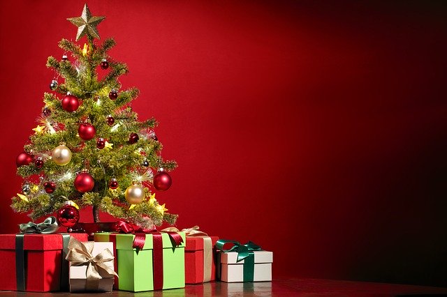 Stromeček s dárky na červeném pozadí
