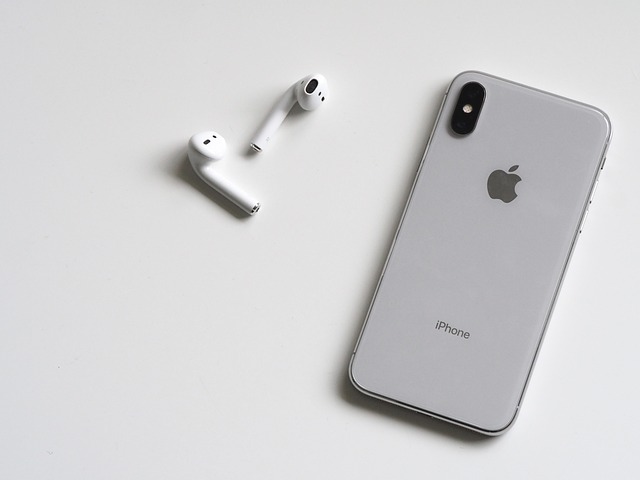 iPhone s bezdrátovými sluchátky